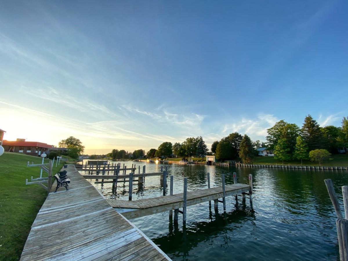 Fleetwood Inn Suites Cheboygan Exteriér fotografie