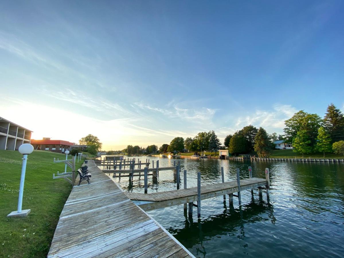Fleetwood Inn Suites Cheboygan Exteriér fotografie